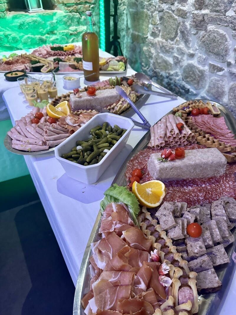 Buffet de charcuteries, terrines et jambon cru