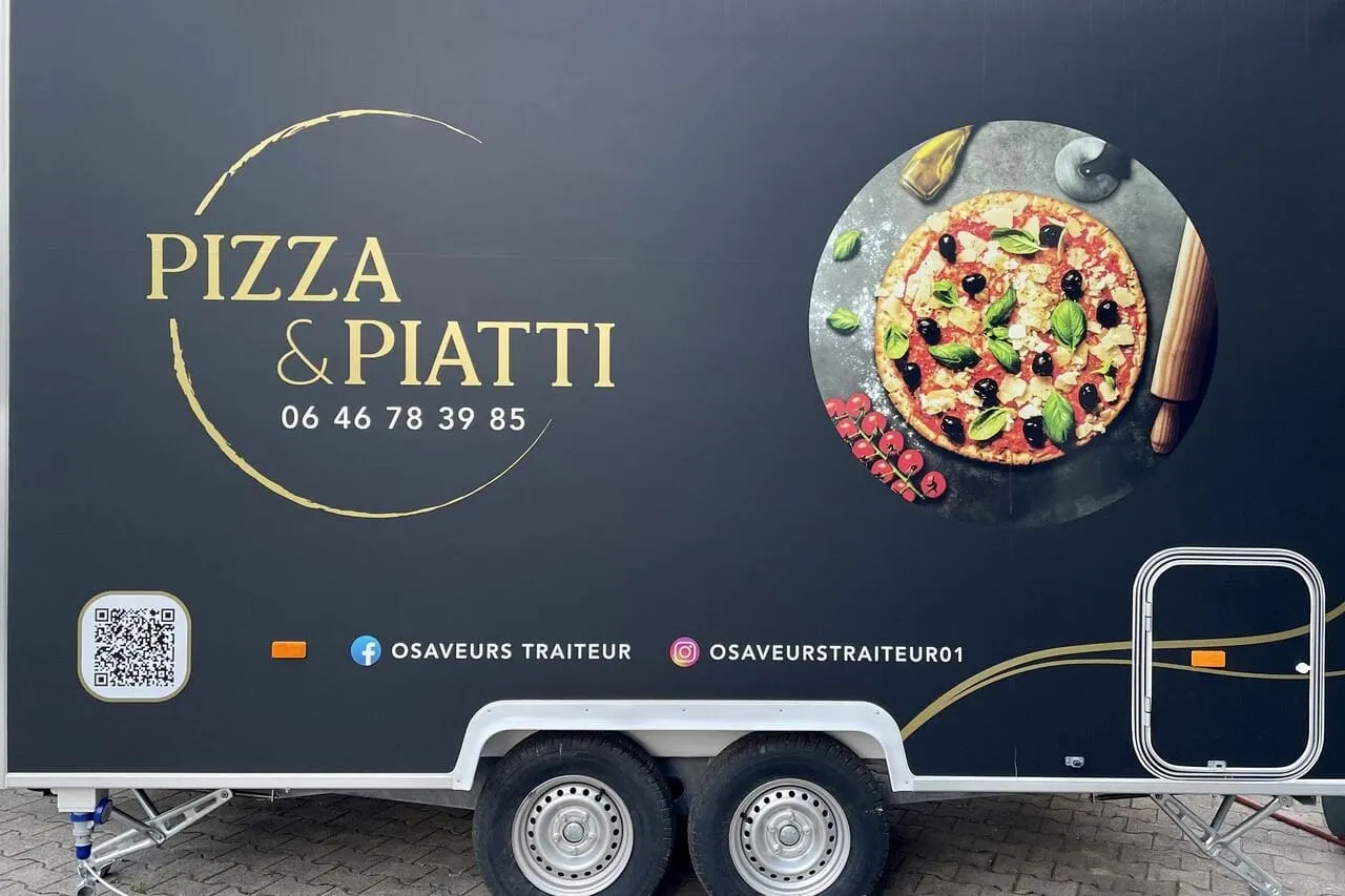 Remorque Pizza Piatti noire et dorée, avec le numéro 06 46 78 39 85
