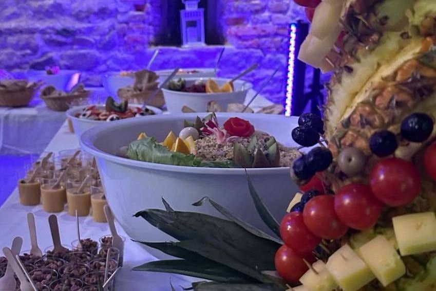 Buffet de mariage sous éclairage violet, avec corbeille de fruits