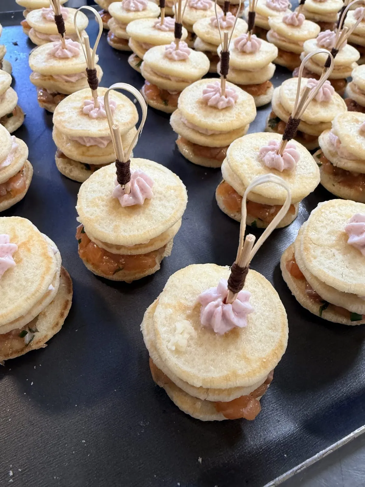 Mini burgers au saumon, piqués d’une brochette