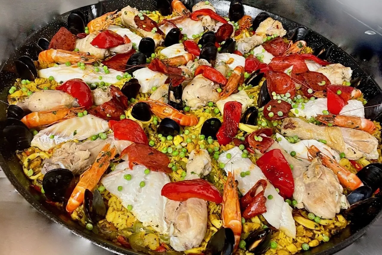 Paella géante aux fruits de mer, poivrons et olives