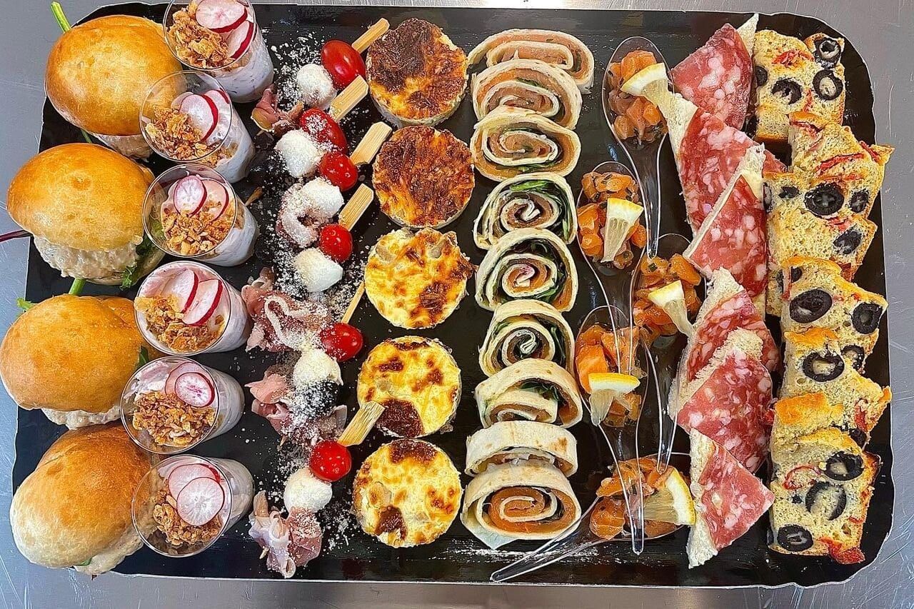 Plateau apéritif : mini burgers, roulés, verrines et brochettes