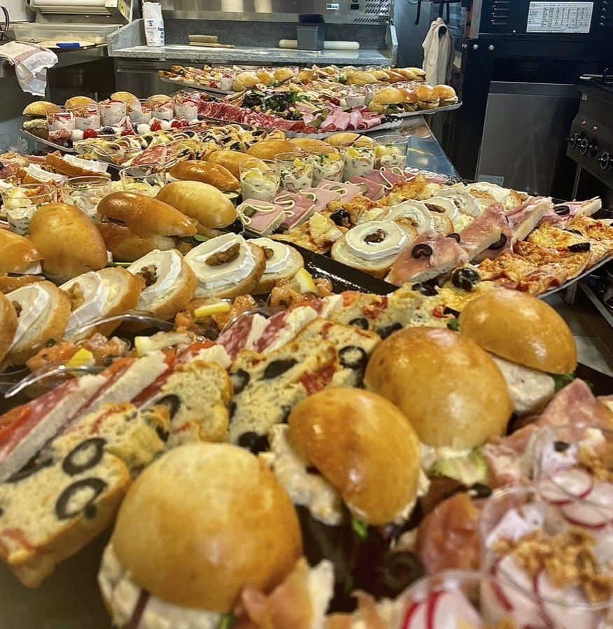 Plateau traiteur de mini burgers et sandwichs garnis