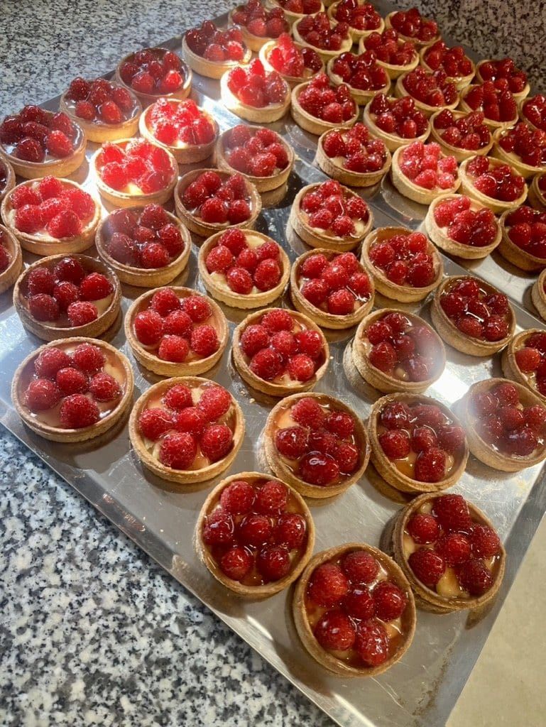 Tartelettes aux fraises alignées sur une plaque